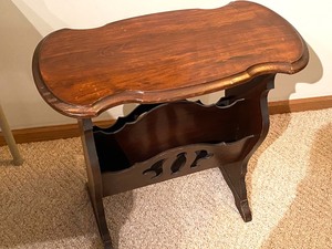 lot 21 image: Nice Small Vintage TableMagazine Rack
