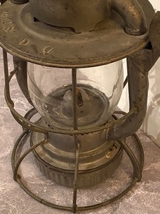 lot 27 image: Dietz Vesta Vintage Lantern