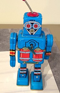 lot 226 image: Vintage Toy Wind Up Robot