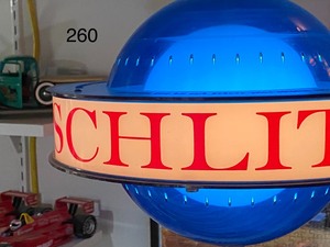 lot 260 image: Rotating Light Up Schlitz Beer Light #3