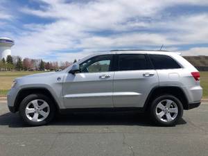 lot 2 image: 2011 Jeep Grand Cherokee Laredo