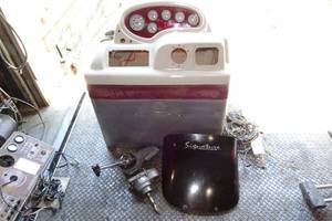 Sun Tracker Pontoon Console with Cluster
