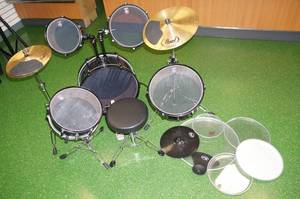 lot 8 image: Pearl Rhythm Traveler 5 Piece Drum Set with Cymbals