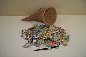 lot 44 image: Assorted Costume Jewelry