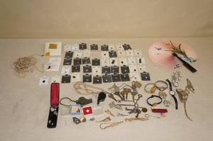 lot 45 image: Vintage Watches, Keys, Tie Tacks - Loose Stones