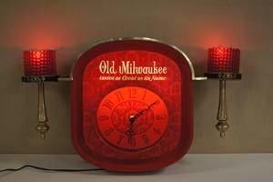 lot 53 image: Vintage Old Milwaukee Lighted Beer Clock