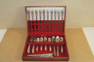 lot 80 image: Wm Rogers Flatware Set in Case