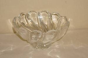 lot 81 image: Mikasa 10-14 Peppermint Clear Cut Glass Bowl