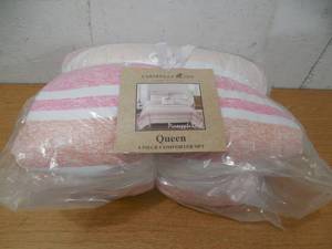 lot 4 image: Caribbean Joe Pineapple Girl 4-Pc. Reversible Comforter Set - Queen