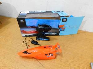lot 33 image: CIS 10 Remote Controlled Formula 1 Speed Boat with Water Jets