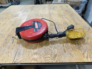 lot 67 image: Craftsman 30 Retractable Trouble Light.