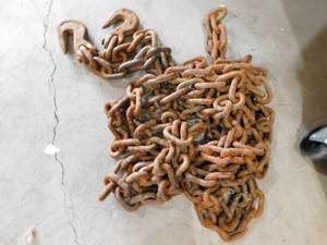 lot 74 image: 20 38 Log chain with 2 hooks.