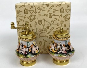lot 112 image: Capodimonte Ceramic Salt & Pepper Mill - Made in Italy & 4 Crystal Mugs