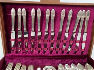 lot 113 image: Vintage Silverplate Flatware Set - 1847 Rogers Bros. IS, First Love Pattern from 1937, 76 Pieces w Chest