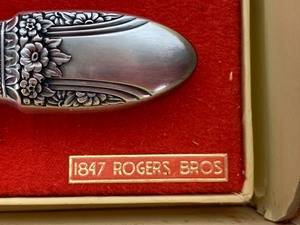 lot 114 image: Vintage Silverplate 4-Piece Carving Set - 1847 Rogers Bros. IS, First Love Pattern from 1937 in Original Box