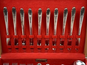 lot 115 image: Vintage 87-Piece Silverplate Flatware Set - Wm. Rogers and Son IS, PriscillaLady Ann Pattern from 1941Original Chest