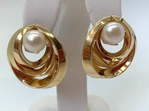 lot 126 image: Costume Jewelry-Faux Pearl Earring Pair, Perfect Irridescent Rhinestone Brooch and Heavy Silver Tone Bracelet