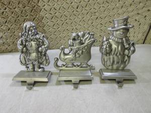 lot 20 image: (D-2) 3 Metal Mantel Stocking Hange...