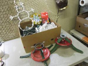lot 21 image: (EW4) Box Full of Assorted Christma...