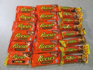 lot 125 image: (C-3) 20 Assorted Reeses Candy Past...