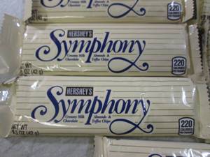 lot 129 image: (B-1) 20 Hersheys Symphony Candy Ba...