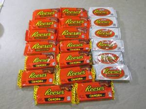 lot 130 image: (C-2) 20 Assorted Reeses Peanut But...