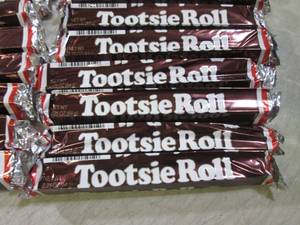 lot 131 image: (B-1) 20 Large Tootsie Rolls Past D...