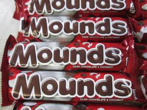 lot 132 image: (B-1) 20 Mounds Candy Bars Past Dat...