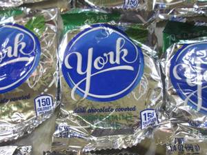 lot 138 image: (B-1) 20 York Peppermint Patties Pa...