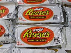 lot 139 image: (B-2) 20 White Reeses Peanut Butter...