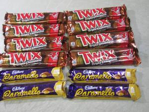 lot 141 image: (B-1) 12 Candy Bars 8 Twix Triple C...