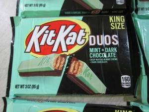 lot 143 image: (B-1) 12 King Size Kit Kat Candy Ba...