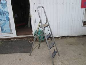 lot 180 image: (RMBC) 4 Rise Folding Aluminum Step...