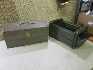 lot 210 image: (RM2) Vintage Metal Tool Box and Me...