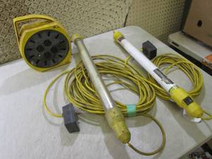 lot 212 image: (RM2) 2 Work Lights and Cord Reel w...