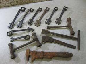 lot 229 image: (RM2) Assorted Vintage Wrenches Han...