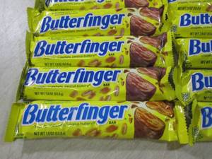 lot 247 image: (B-3) 12 Butterfinger Candy Bars Be...