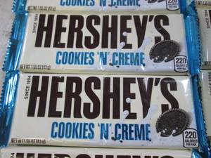 lot 248 image: (B-1) 12 Hersheys Cookies N Creme C...