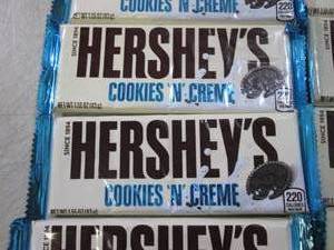 lot 249 image: (B-1) 12 Hersheys Cookies N Creme C...