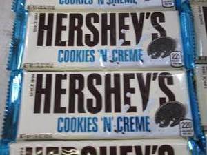 lot 250 image: (B-1) 12 Hersheys Cookies N Creme C...