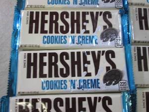 lot 251 image: (B-1) 12 Hersheys Cookies N Creme C...
