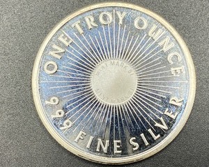 lot 21 image: 1 Oz  Silver Coin