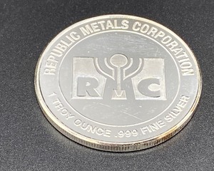 lot 18 image: 1 Oz Silver Coin