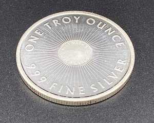 lot 20 image: 1 Oz  Silver Coin
