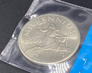 lot 25 image: 2000 $10 Millenium Coin