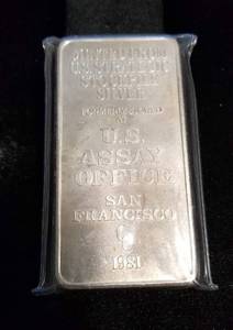 lot 03 image: 10 TROY OZ. .999 FINE SILVER BAR 1981 US ASSAY OFFICE IN ORIGINAL PLASTIC
