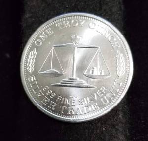 lot 10 image: 1 TROY OZ. .999 FINE SILVER VINTAGE US TRADE UNIT