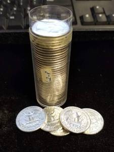 lot 16 image: BU ROLL OF 1962 WASHINGTON SILVER QUARTERS 40-COINS
