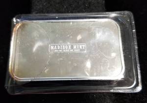 lot 32 image: 1 TROY OZ. .999 FINE SILVER ART BAR CHRISTMAS IN PLASTIC