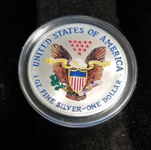 lot 35 image: 2001 COLORIZED SILVER EAGLE 1 TROY OZ. .999 FINE SILVER IN AIRTITE